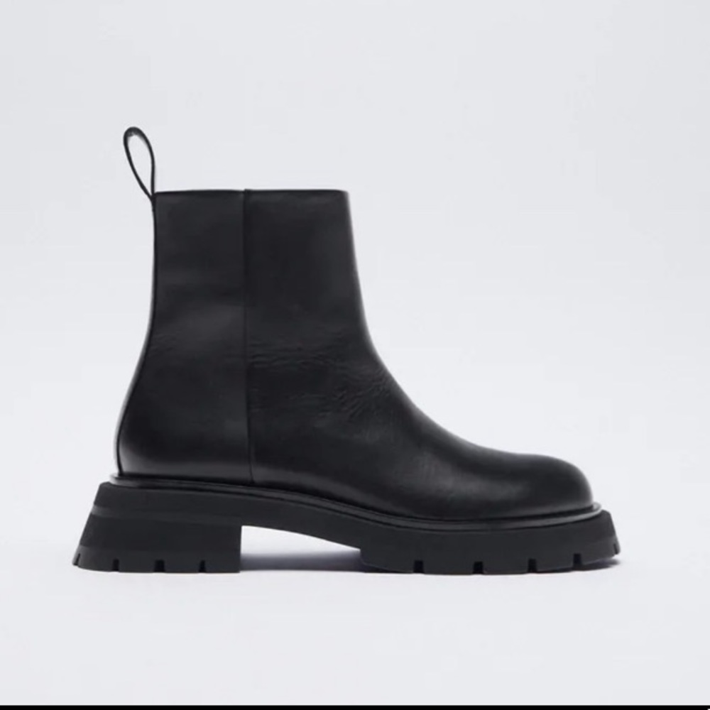 NWT. Zara Low Heeled Leather Ankle Boots. Size 10.